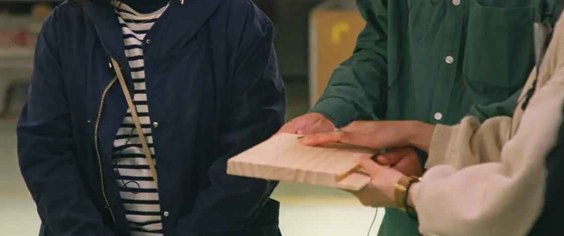 無垢の木を触っている