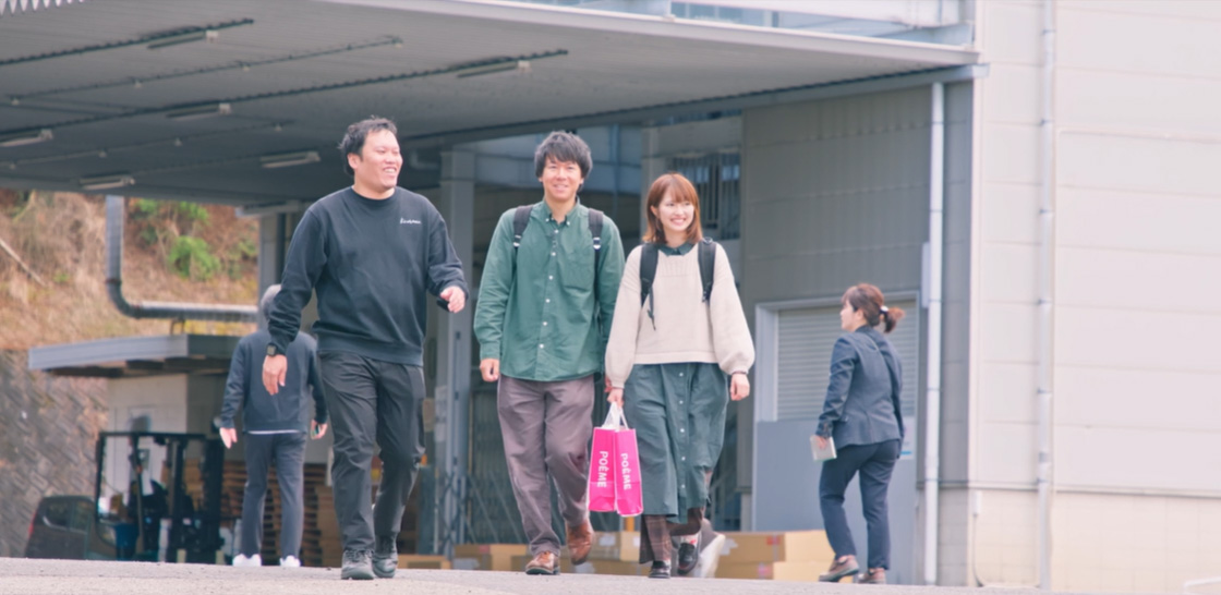 三人が歩いている