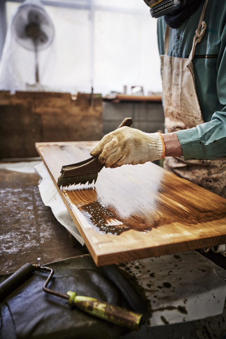 塗料を塗っている