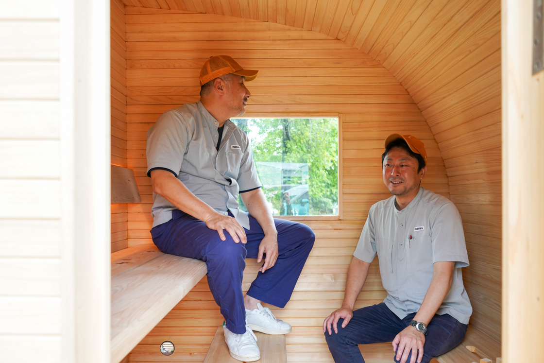 左から、マルニ木工 山中洋(七代目、代表取締役社長)、柳田康弘(技術開発部長)