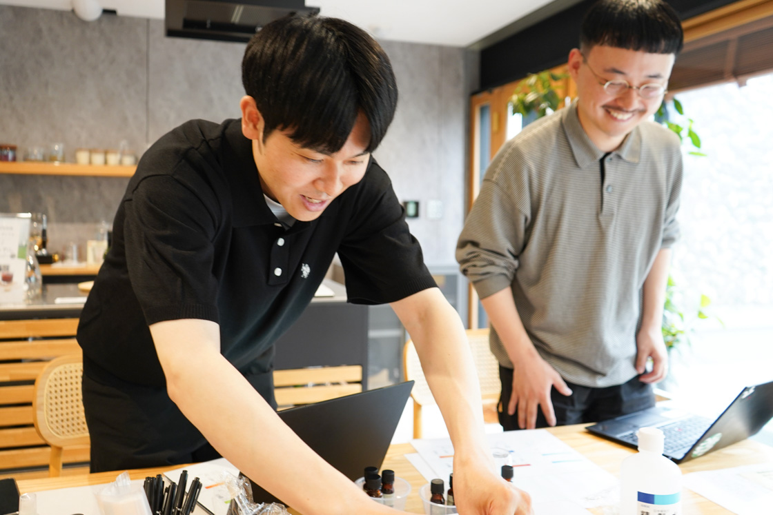 左から開発営業本部 深澤寛生さんMY AROMA［ジュニパー］伊東周平さんMY AROMA［ネロリ］